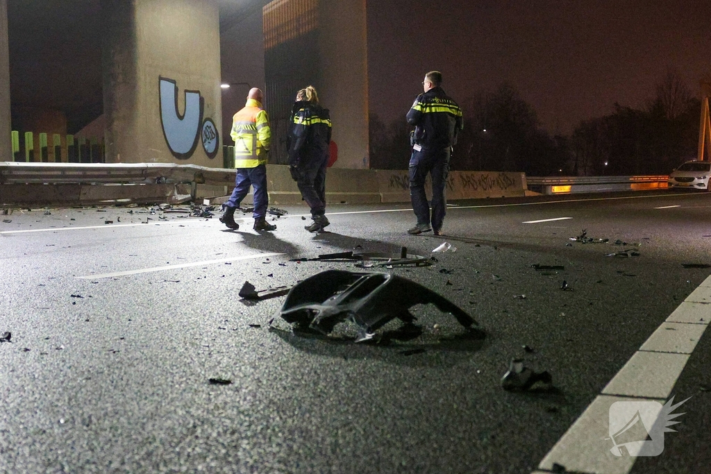 Auto vliegt uit de bocht op snelweg