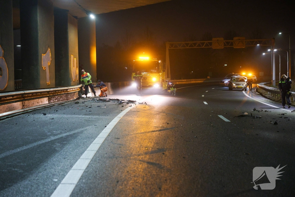 Auto vliegt uit de bocht op snelweg