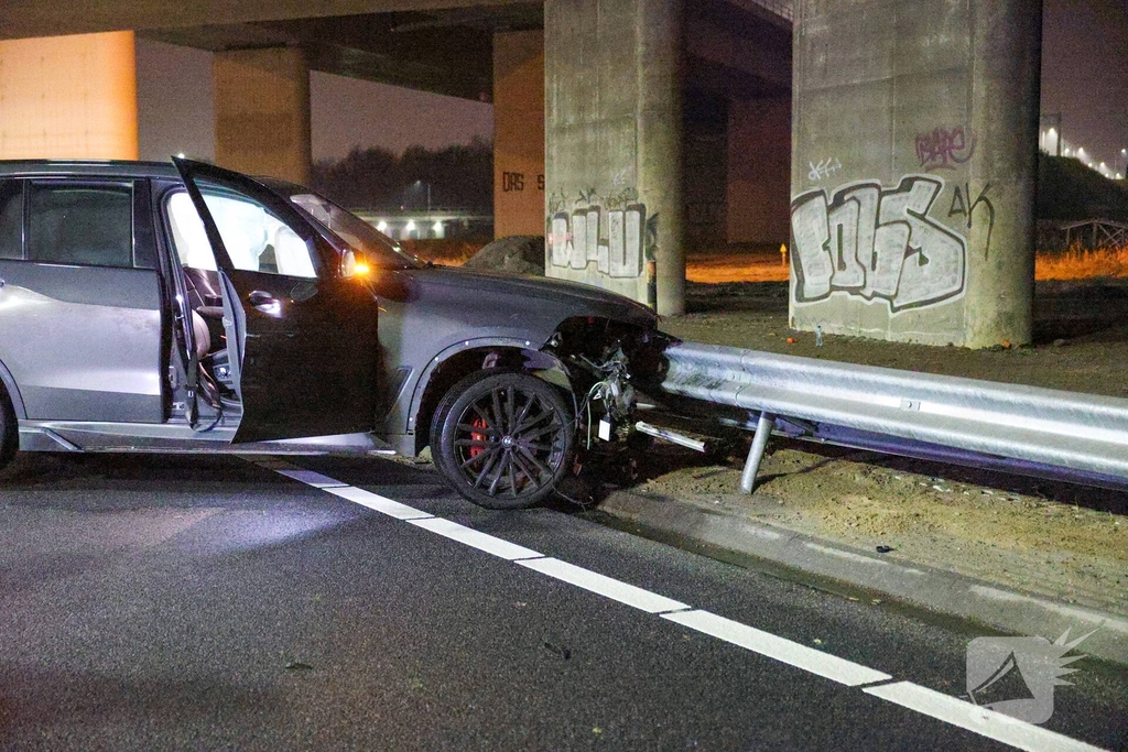 Auto vliegt uit de bocht op snelweg