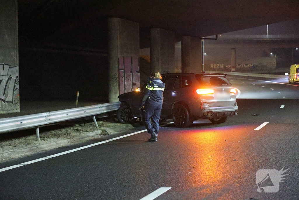 Auto vliegt uit de bocht op snelweg