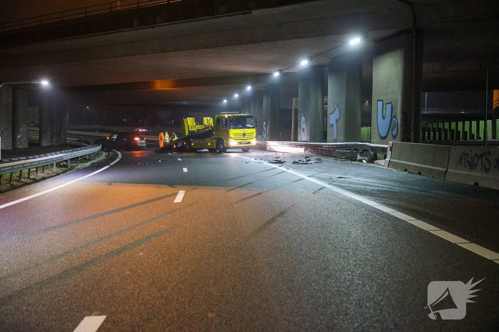 Auto vliegt uit de bocht op snelweg