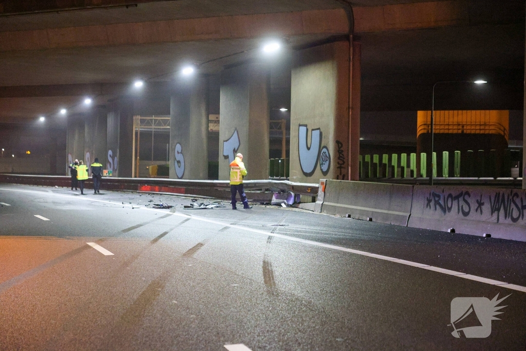 Auto vliegt uit de bocht op snelweg