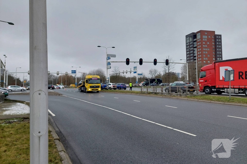 Ongeval met twee auto's op drukke kruising