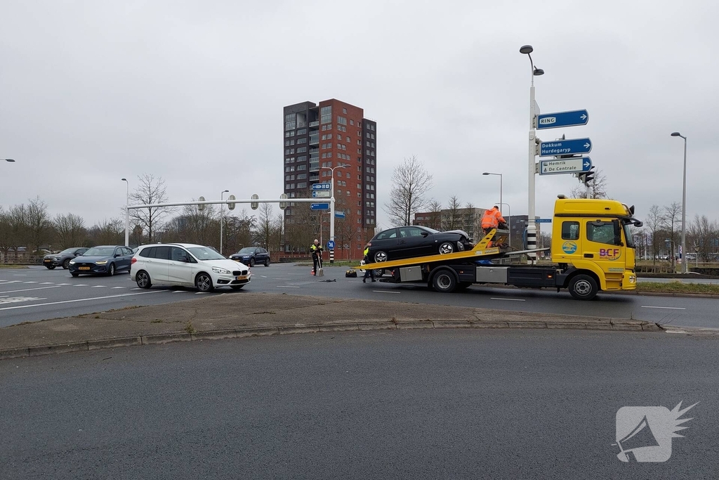 Ongeval met twee auto's op drukke kruising