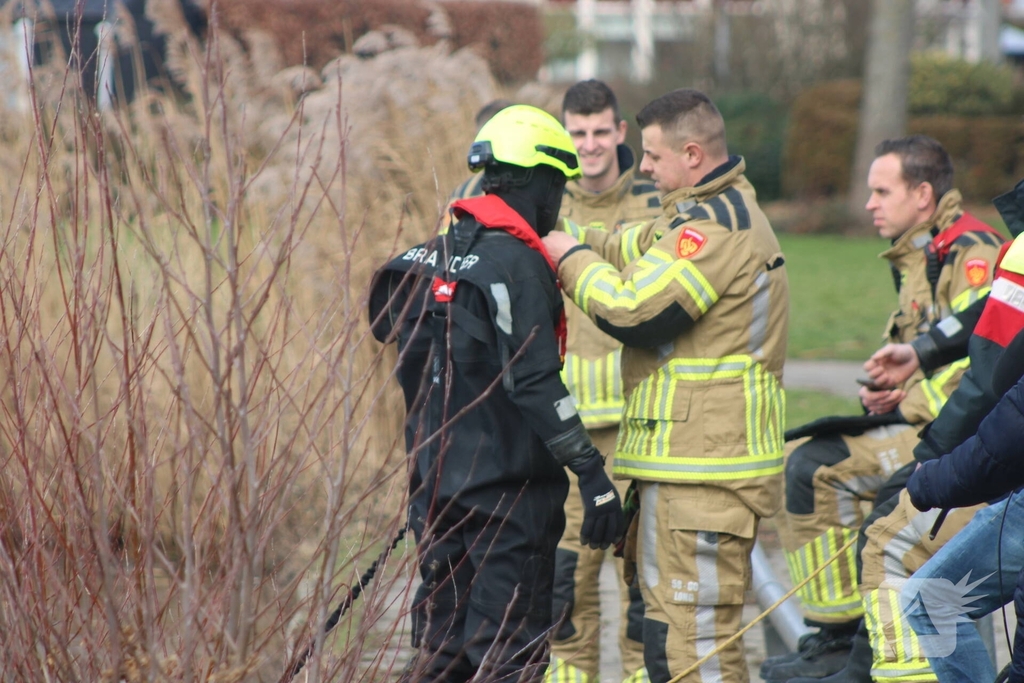 Brandweer probeert eend te redden uit het water