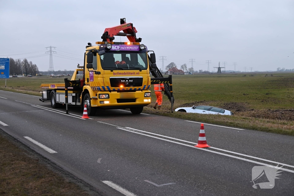 Auto raakt van de weg en belandt in sloot