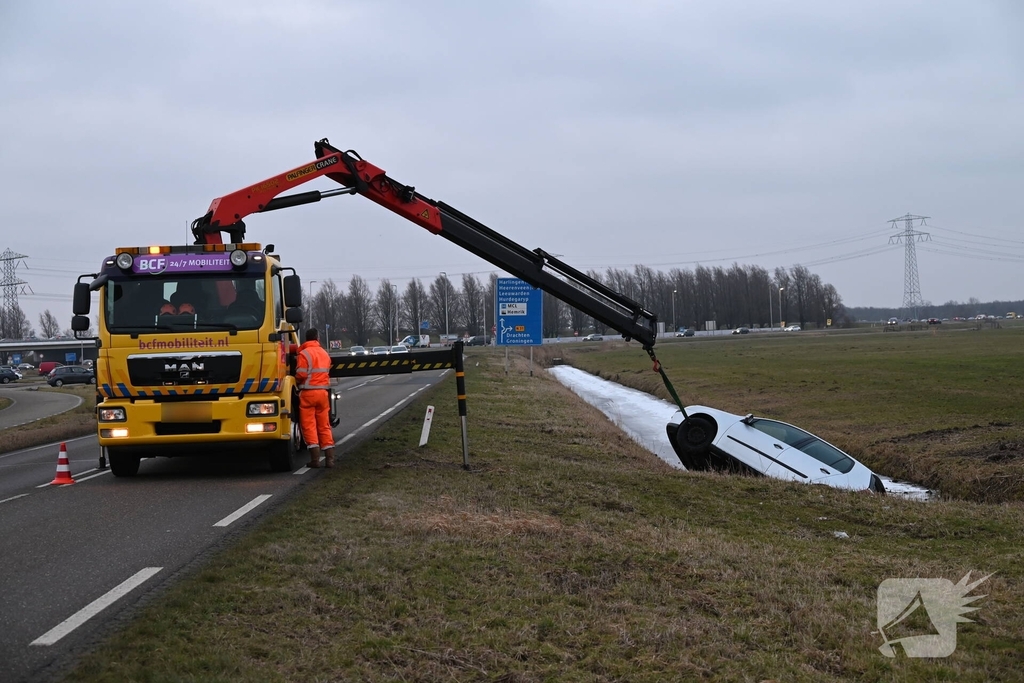Auto raakt van de weg en belandt in sloot