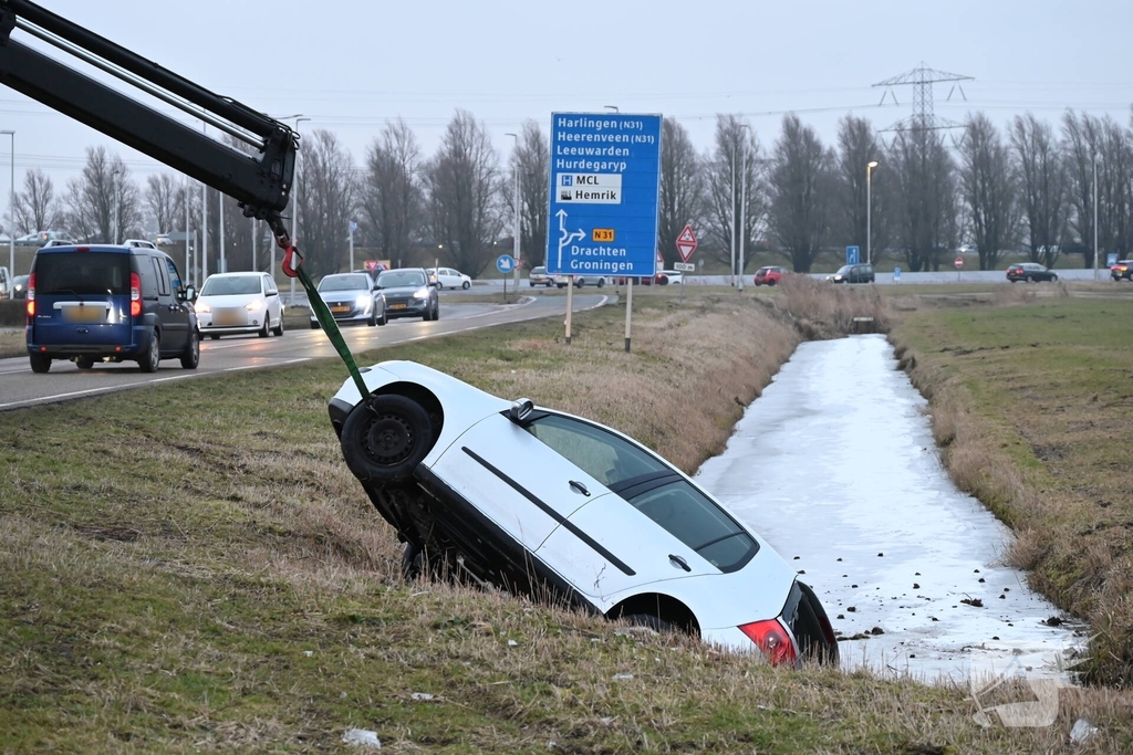 Auto raakt van de weg en belandt in sloot