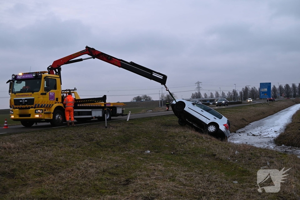 Auto raakt van de weg en belandt in sloot