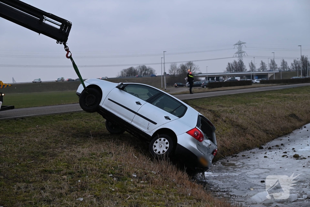 Auto raakt van de weg en belandt in sloot