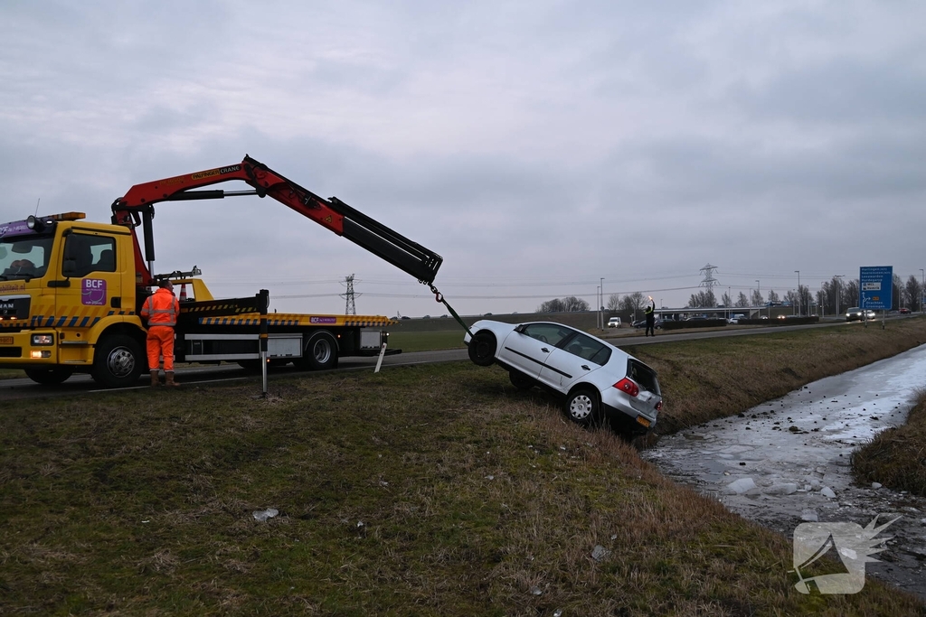 Auto raakt van de weg en belandt in sloot