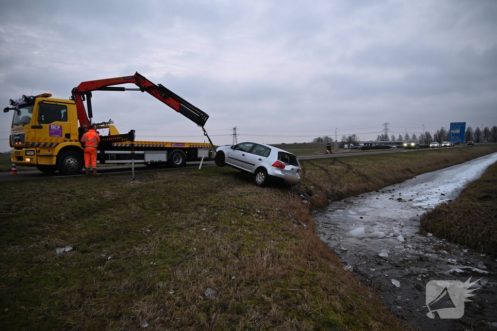 Auto raakt van de weg en belandt in sloot