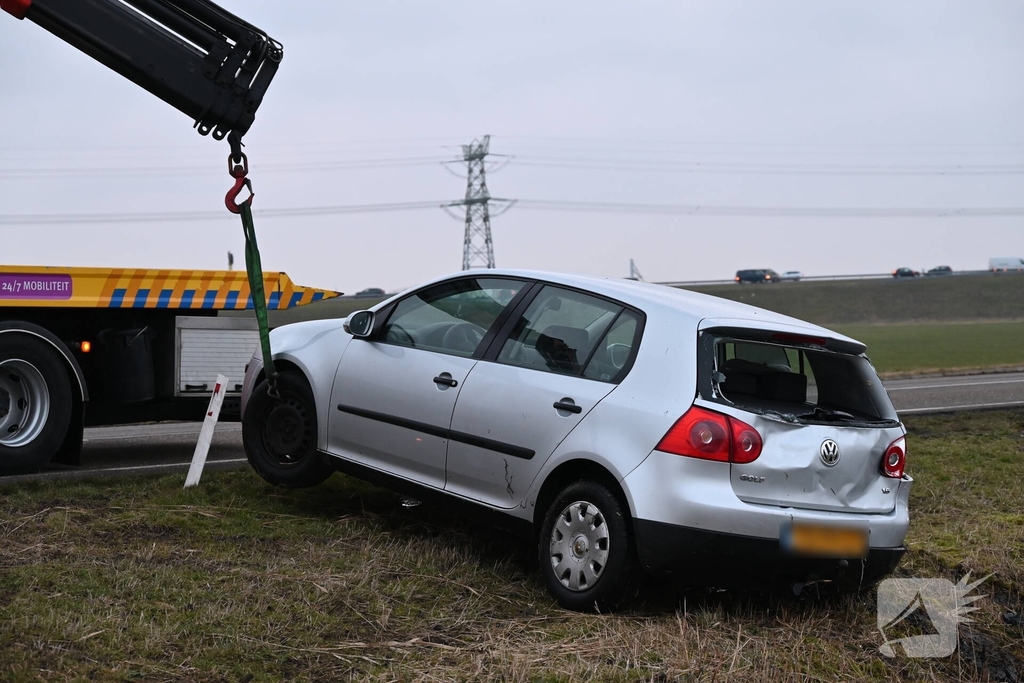 Auto raakt van de weg en belandt in sloot
