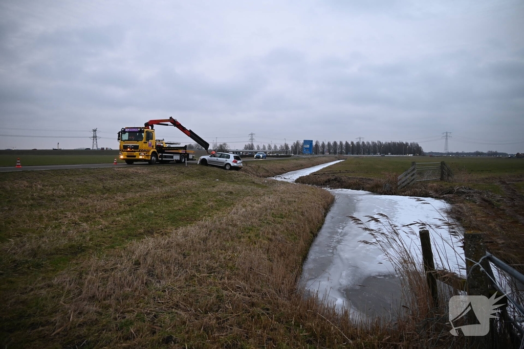 Auto raakt van de weg en belandt in sloot
