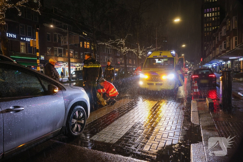 Voetganger komt ten val tijdens ongeval met auto