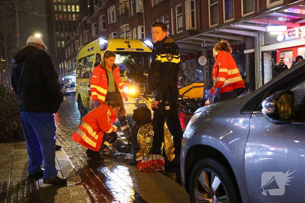 Voetganger komt ten val tijdens ongeval met auto