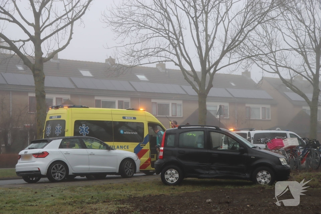 Auto's botsen op kruising