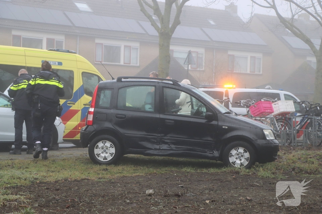 Auto's botsen op kruising