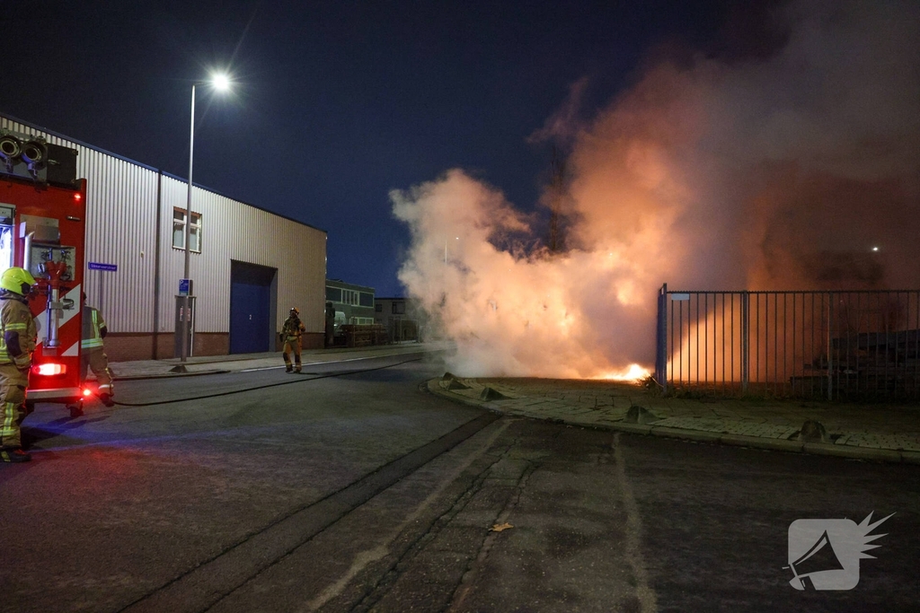 Explosie verwoest auto tijdens nachtelijke brand