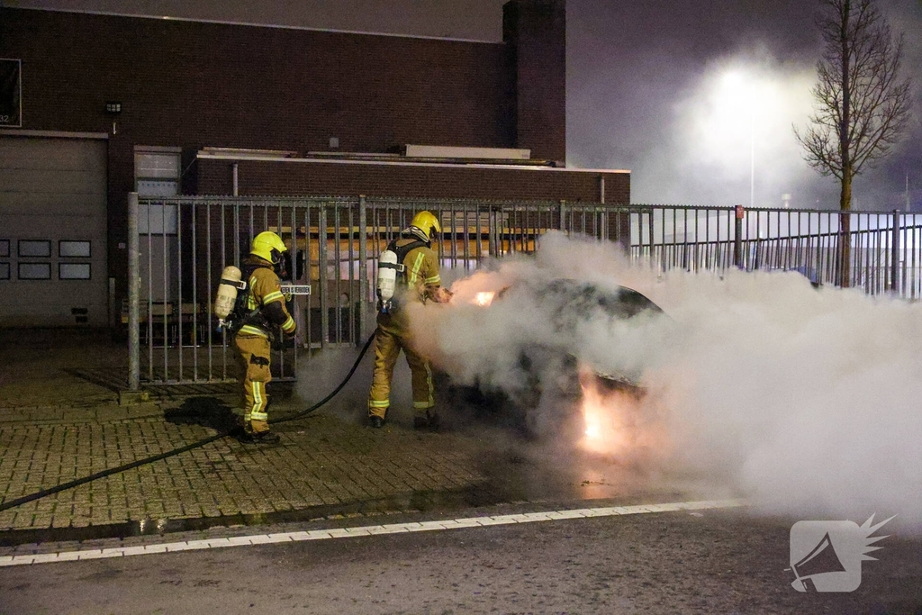 Explosie verwoest auto tijdens nachtelijke brand