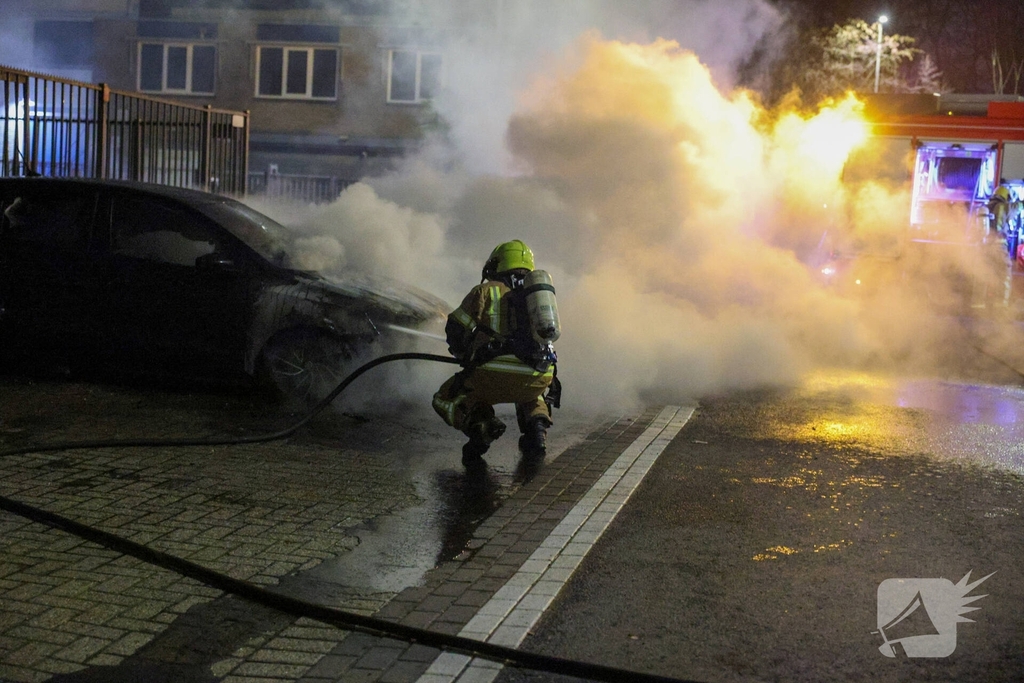 Explosie verwoest auto tijdens nachtelijke brand