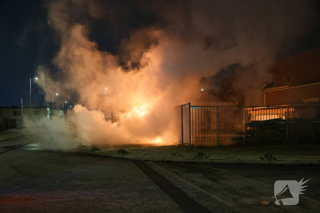 Explosie verwoest auto tijdens nachtelijke brand