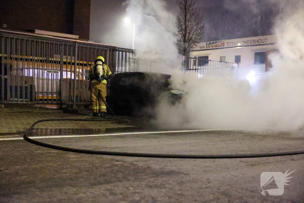 Explosie verwoest auto tijdens nachtelijke brand