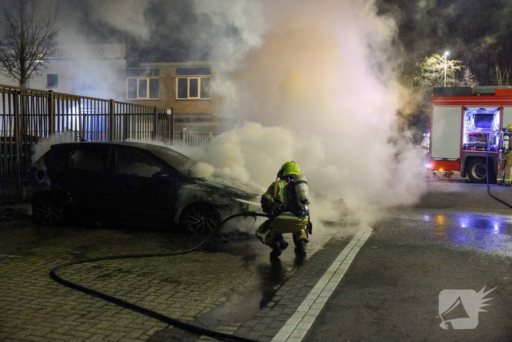 Explosie verwoest auto tijdens nachtelijke brand