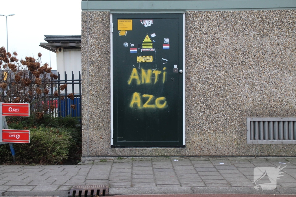 Bekladdingen op woningen en borden tegen het AZC