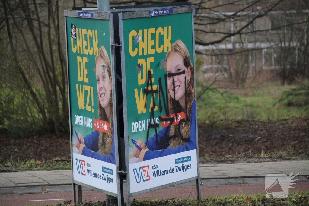 Bekladdingen op woningen en borden tegen het AZC