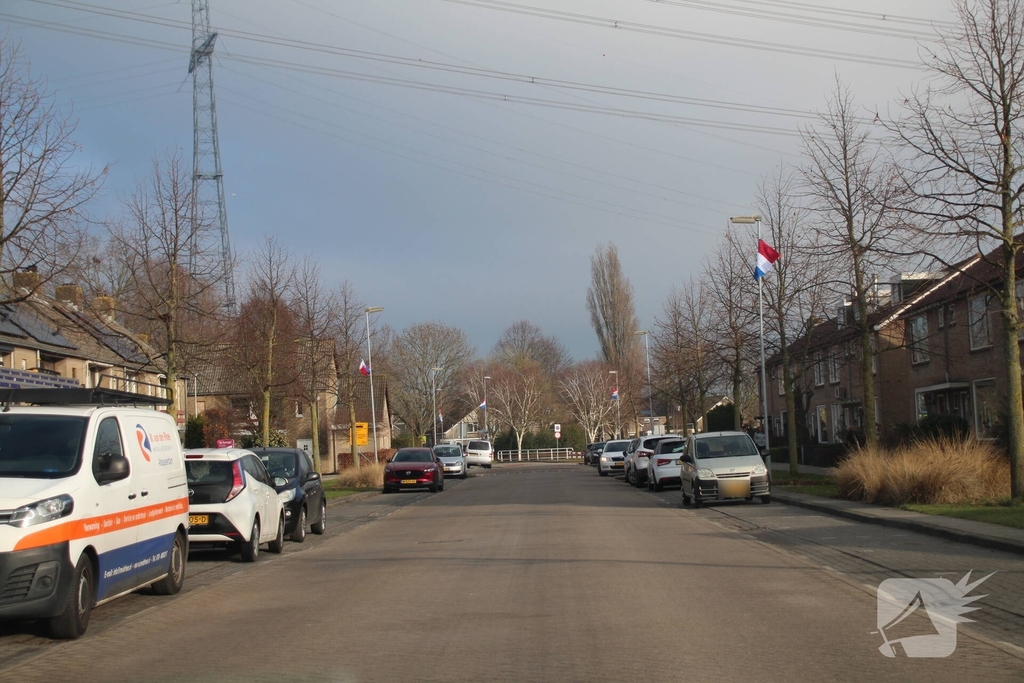 Bekladdingen op woningen en borden tegen het AZC