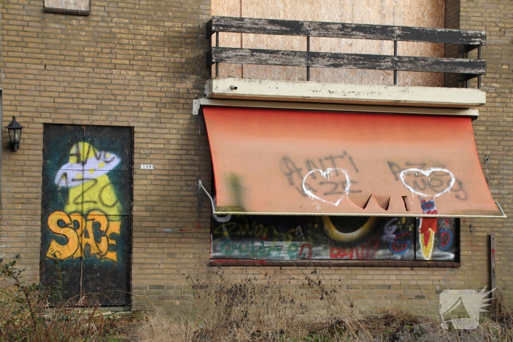 Bekladdingen op woningen en borden tegen het AZC