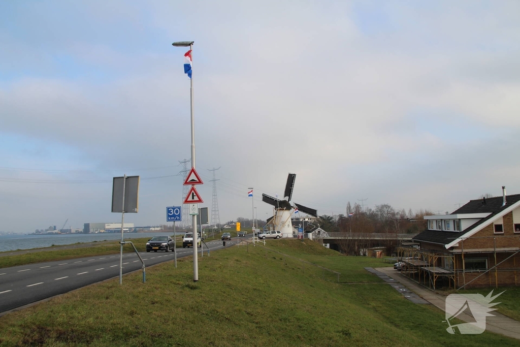 Bekladdingen op woningen en borden tegen het AZC