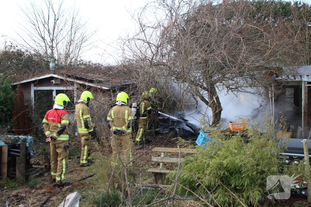 Tuinhuis gaat volledig in vlammen op