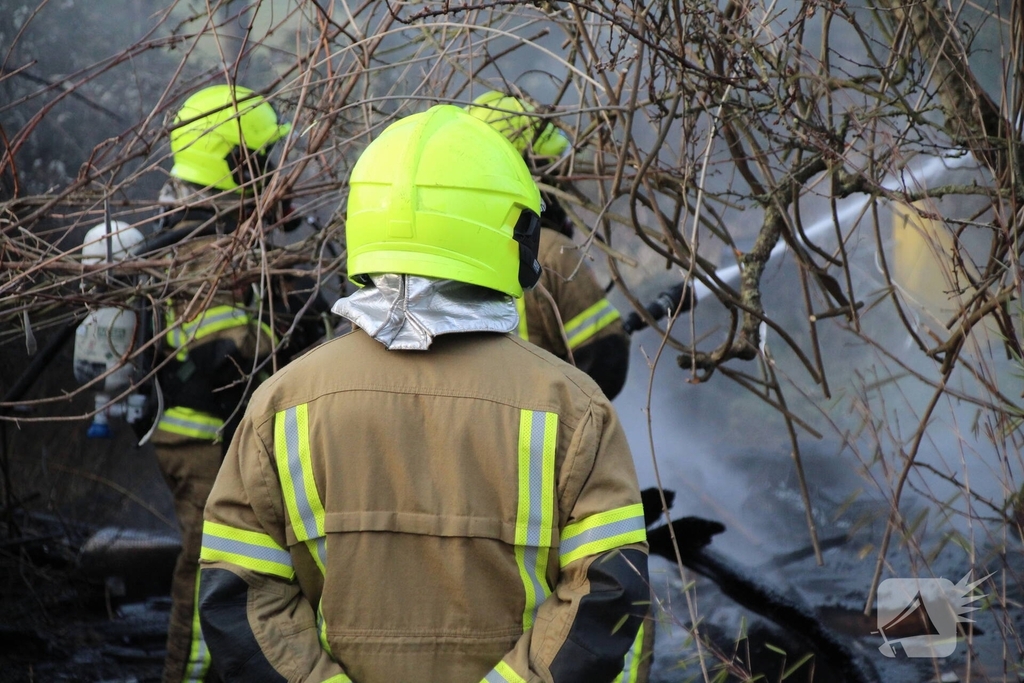Tuinhuis gaat volledig in vlammen op