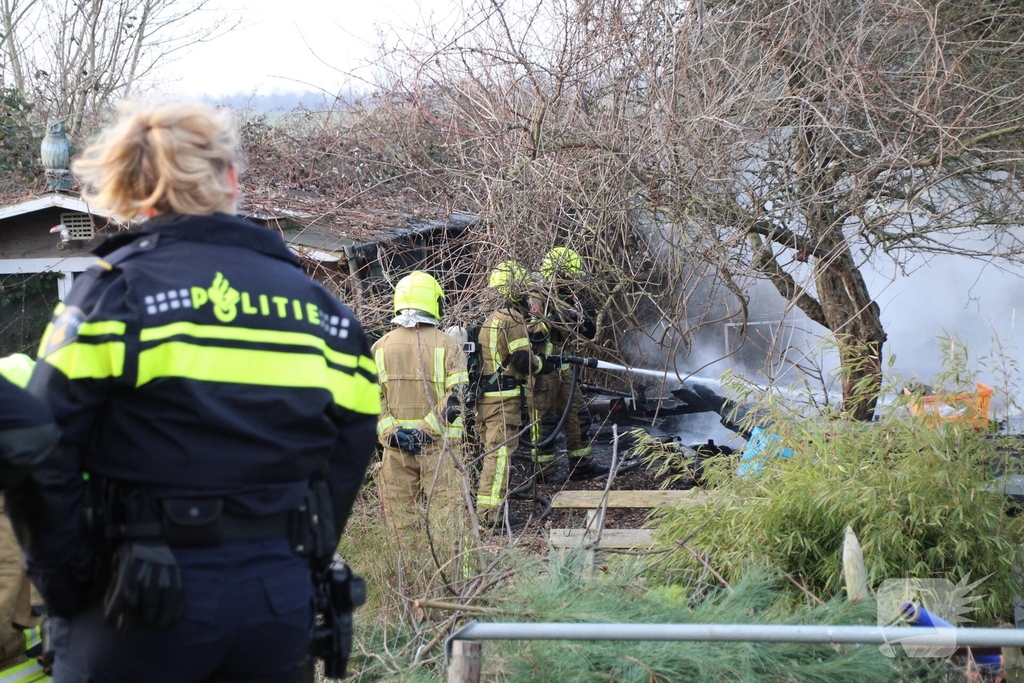Tuinhuis gaat volledig in vlammen op