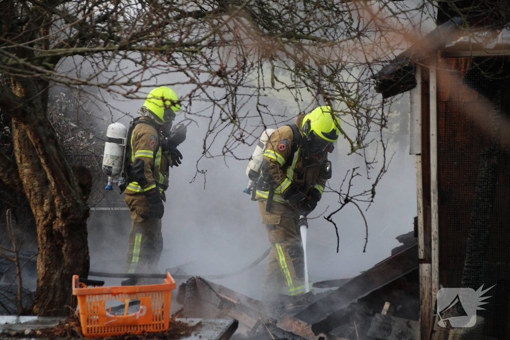 Tuinhuis gaat volledig in vlammen op