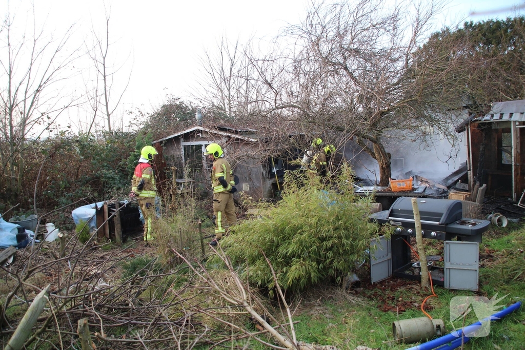 Tuinhuis gaat volledig in vlammen op