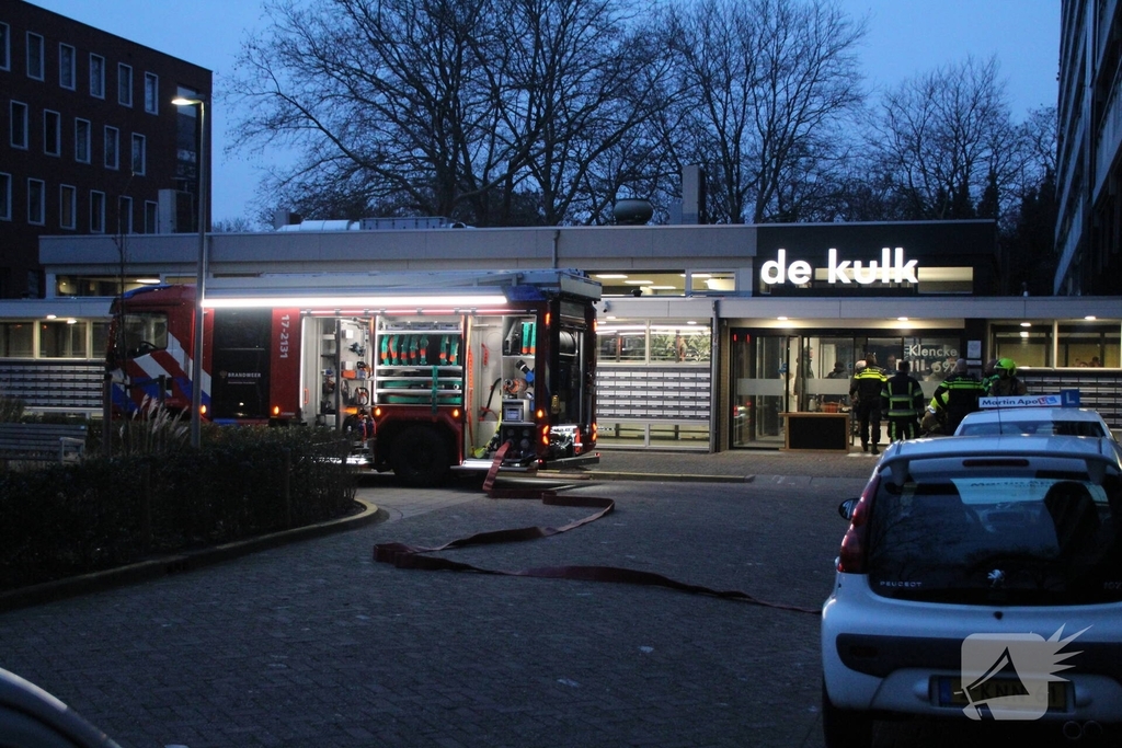 Brand in flatwoning leidt tot grote brandbestrijding