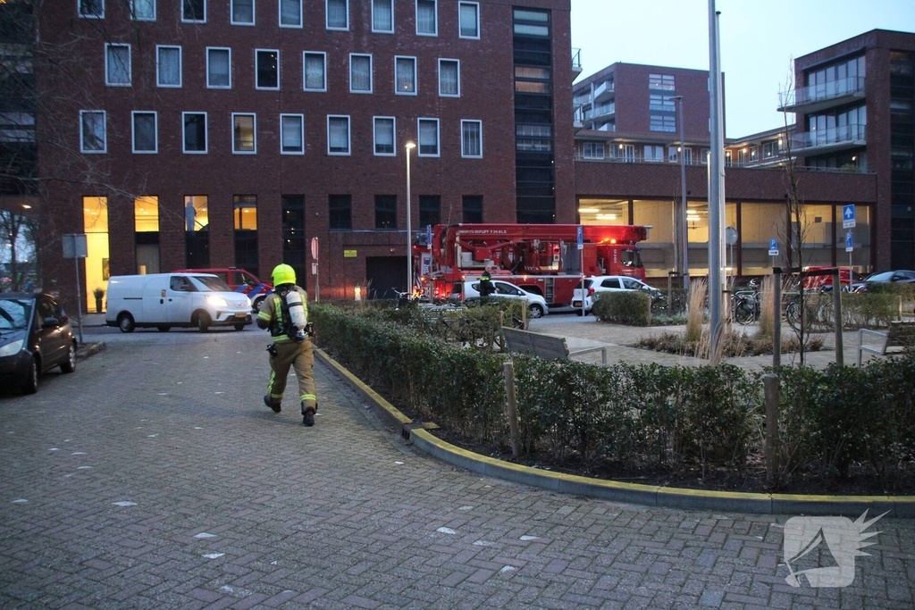 Brand in flatwoning leidt tot grote brandbestrijding