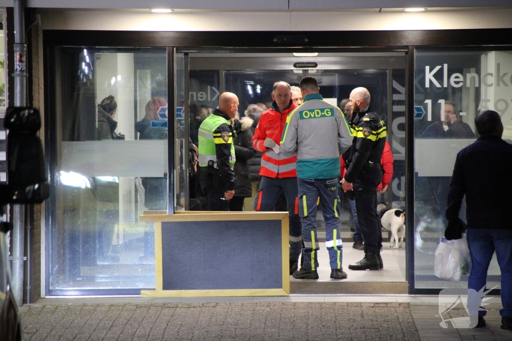 Brand in flatwoning leidt tot grote brandbestrijding