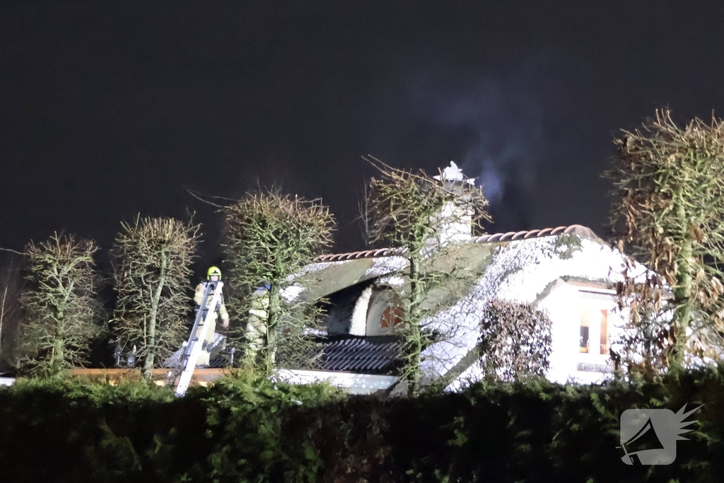 Brand in schoorsteen van villa