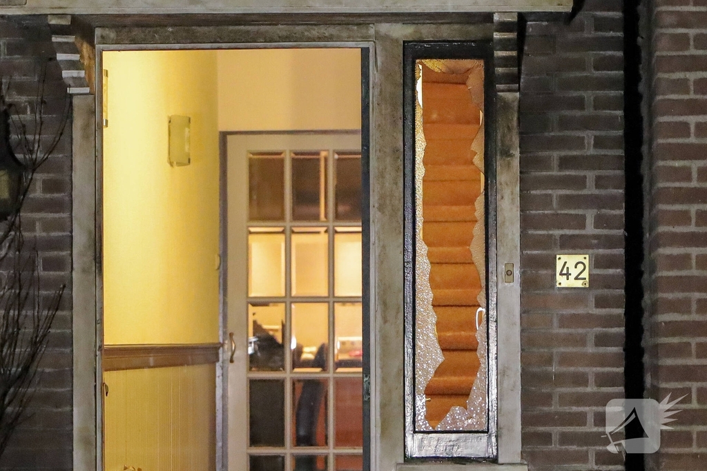 Explosie verwoest voordeur woning
