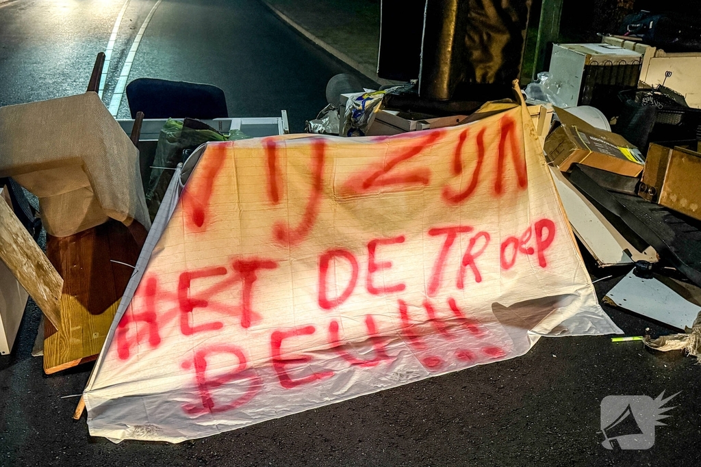 Bewoners blokkeren straat door afvaldump
