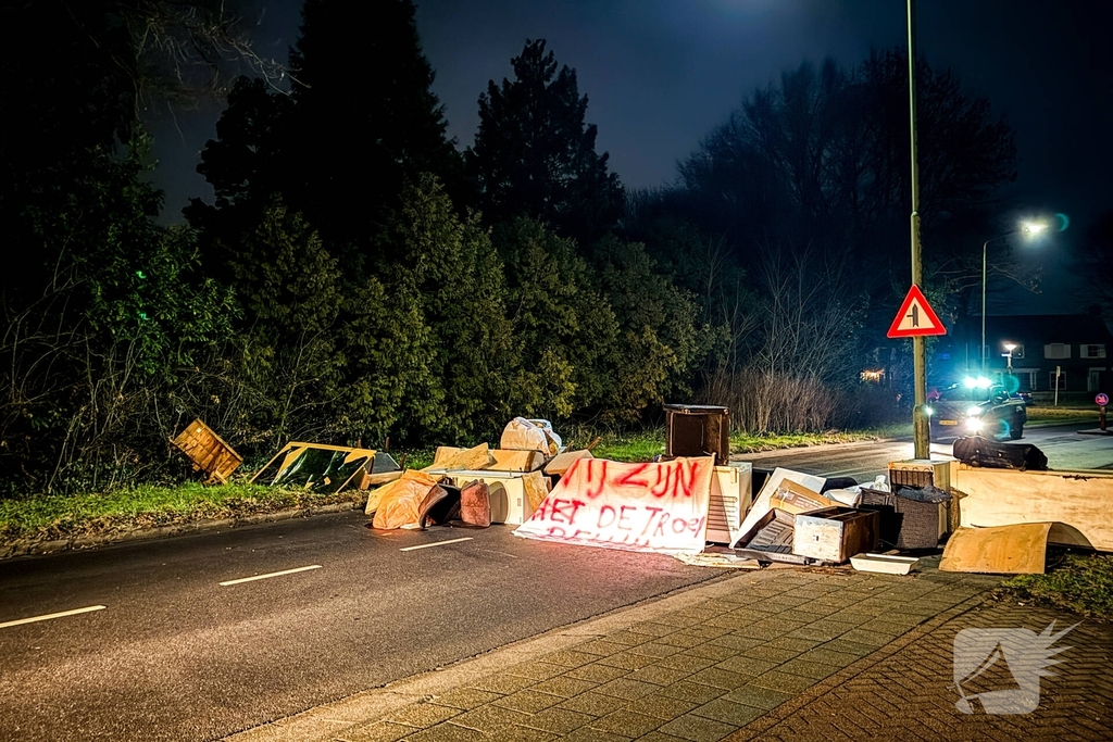Bewoners blokkeren straat door afvaldump