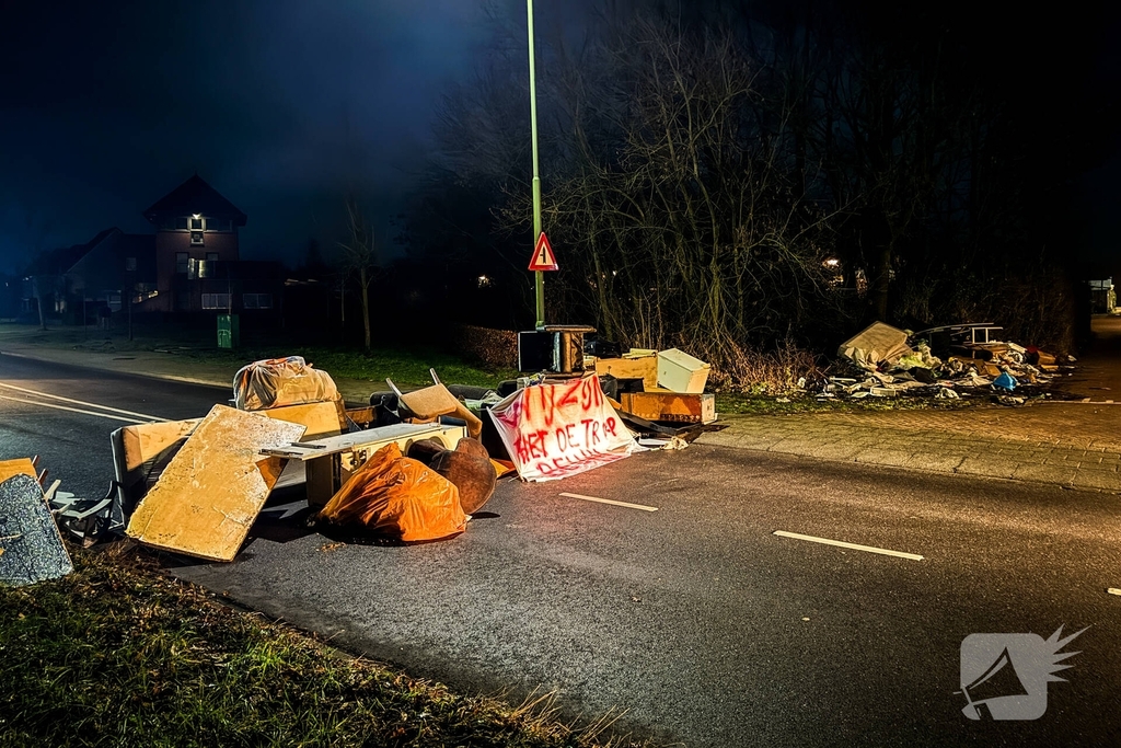 Bewoners blokkeren straat door afvaldump
