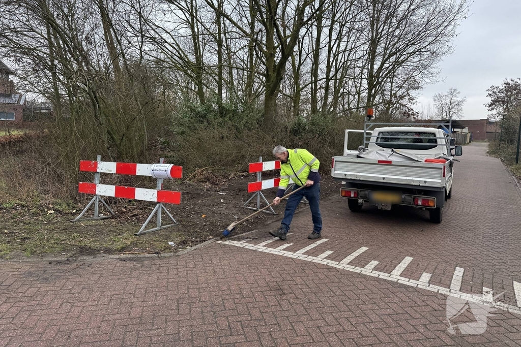Bewoners blokkeren straat door afvaldump