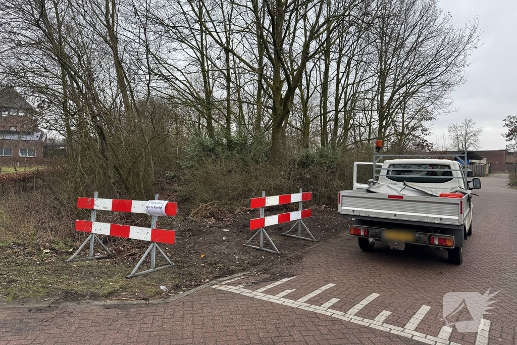 Bewoners blokkeren straat door afvaldump