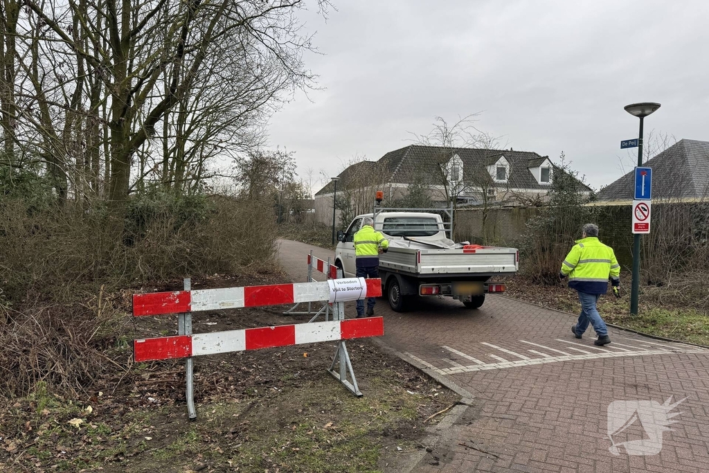 Bewoners blokkeren straat door afvaldump