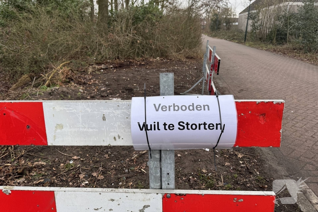 Bewoners blokkeren straat door afvaldump